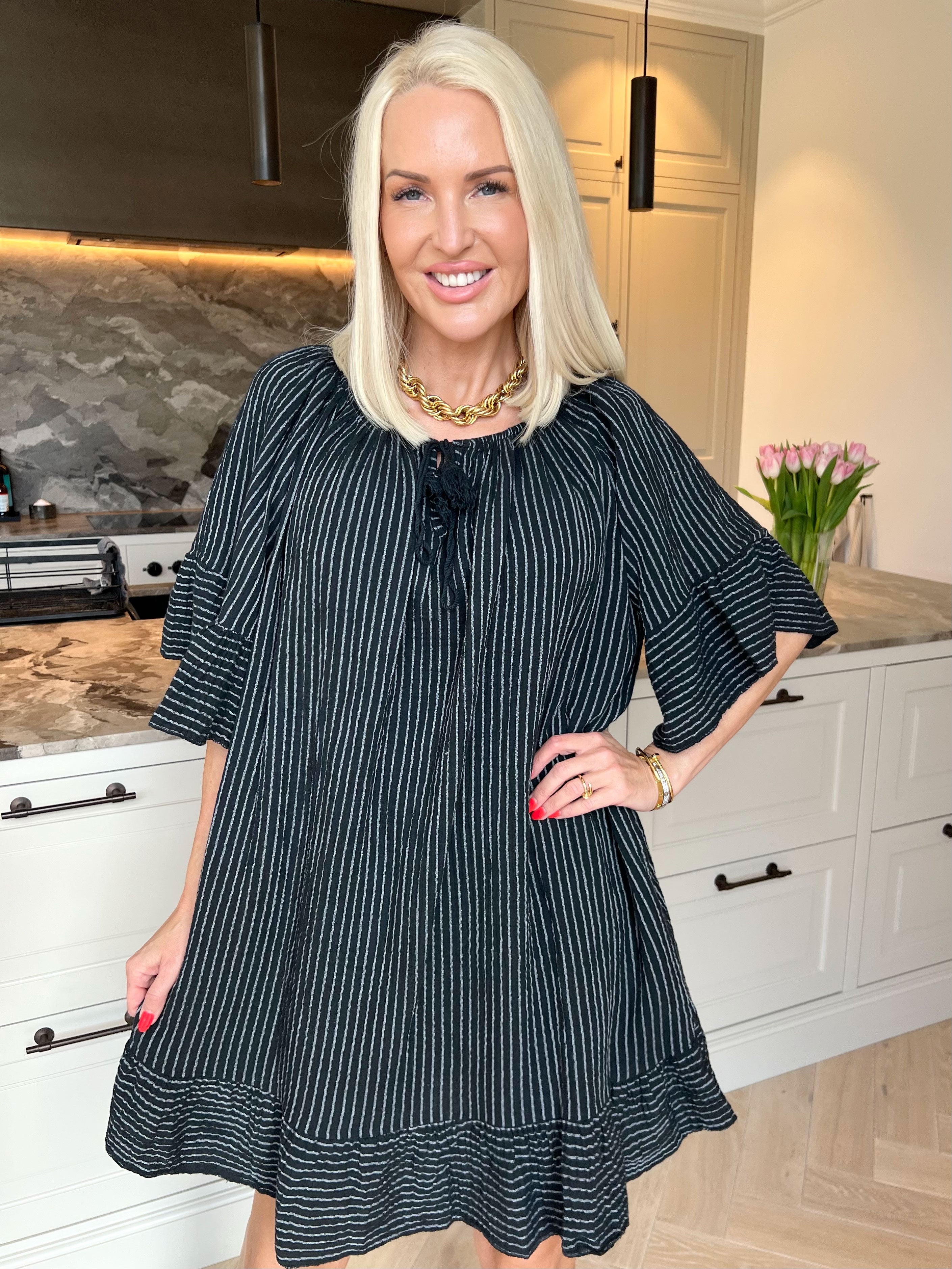 Olly - Blød stribet bomuldskjole med flæsekanter